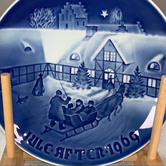 SIGNED BING & GRONDAHL CHRISTMAS PLATE “ARRIVAL OF CHRISTMAS GUESTS” 1969 - Picture 2 of 9